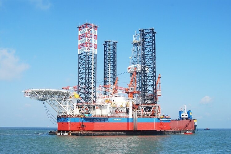 Giàn khoan trên biển được lắp đặt bởi những khung thép