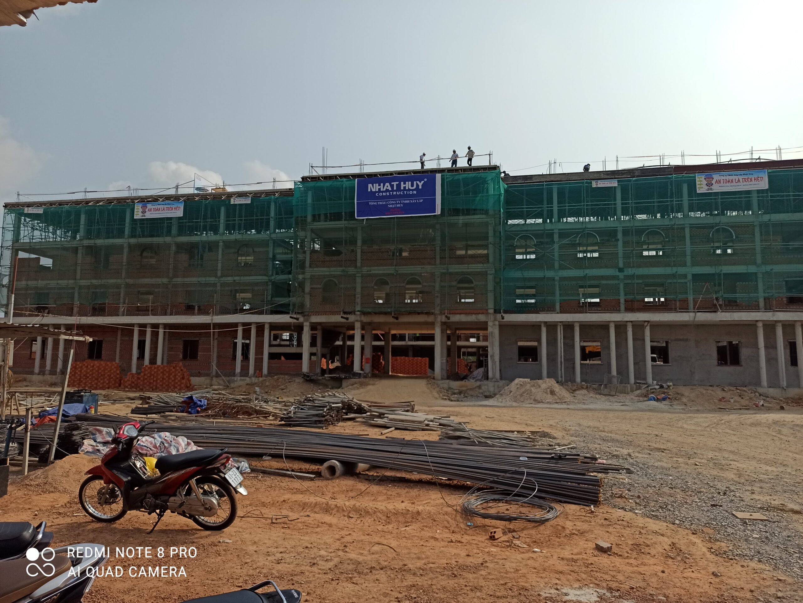 Xây trường học