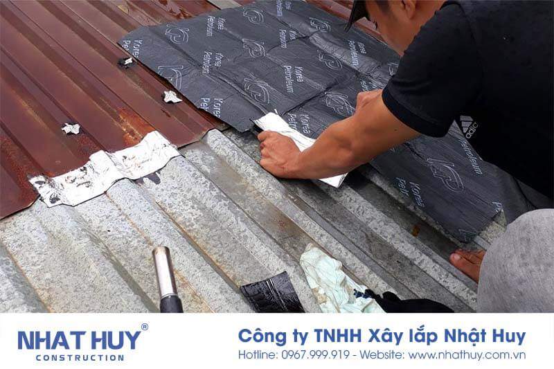 Chống thấm bằng miếng dán chống dột
