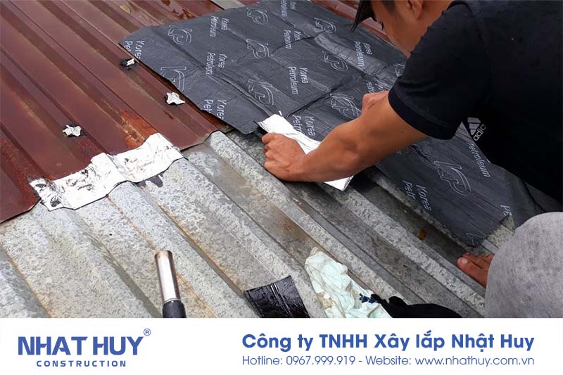 Chống thấm bằng miếng dán chống dột