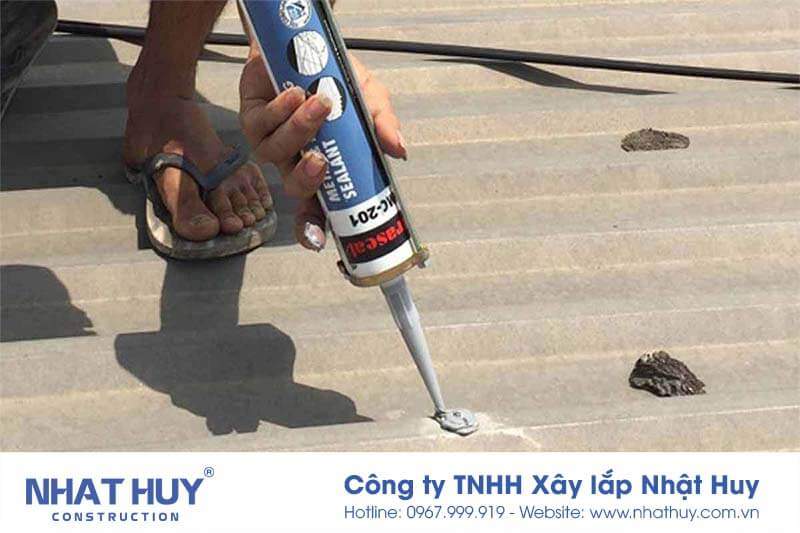 Dùng keo xử lí mái tôn bị dột