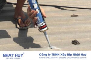 Dùng keo xử lí mái tôn bị dột