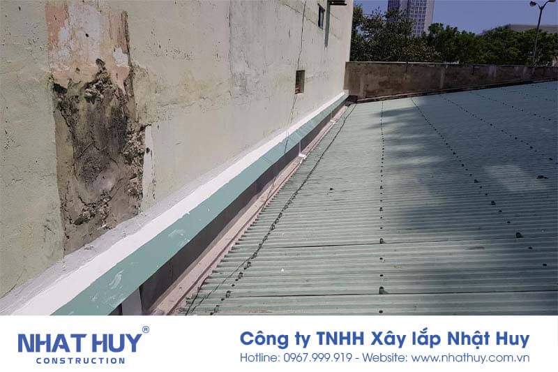Chống thấm mái tôn ở vị trí tiếp giáp khe tường