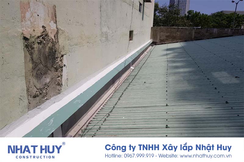 Chống thấm mái tôn ở vị trí tiếp giáp khe tường
