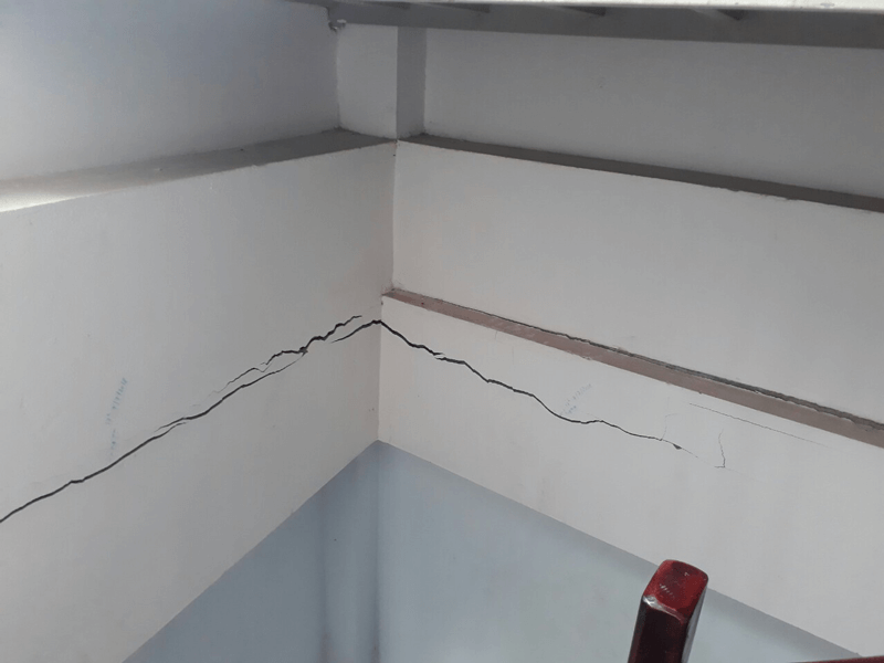 Tường nhà bị nứt: Nguyên nhân và giải pháp tối ưu 2 Tay-nghe-xay-dung-kem-nen-gay-ra-vet-nut-o-tuong