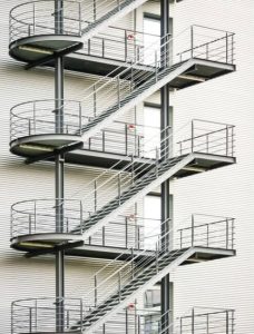 cau-thang-thep-cua-nha-xuong-cong-nghiep