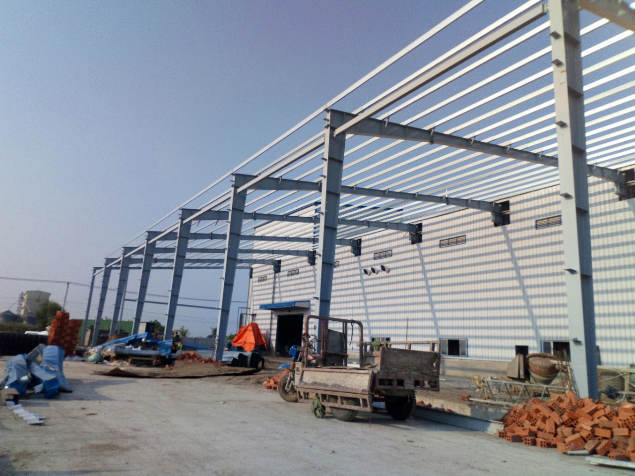 Báo giá nhà thép tiền chế 2 tầng chi tiết – lựa chọn tối ưu cho công trình hiện đại 2 so-sanh-khung-keo-thep-leanto-khung-keo-1-mai