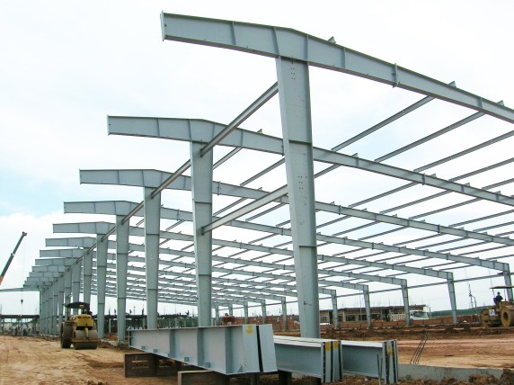 Báo giá nhà thép tiền chế 2 tầng chi tiết – lựa chọn tối ưu cho công trình hiện đại 1 so-sanh-khung-keo-thep-leanto-khung-keo-1-mai