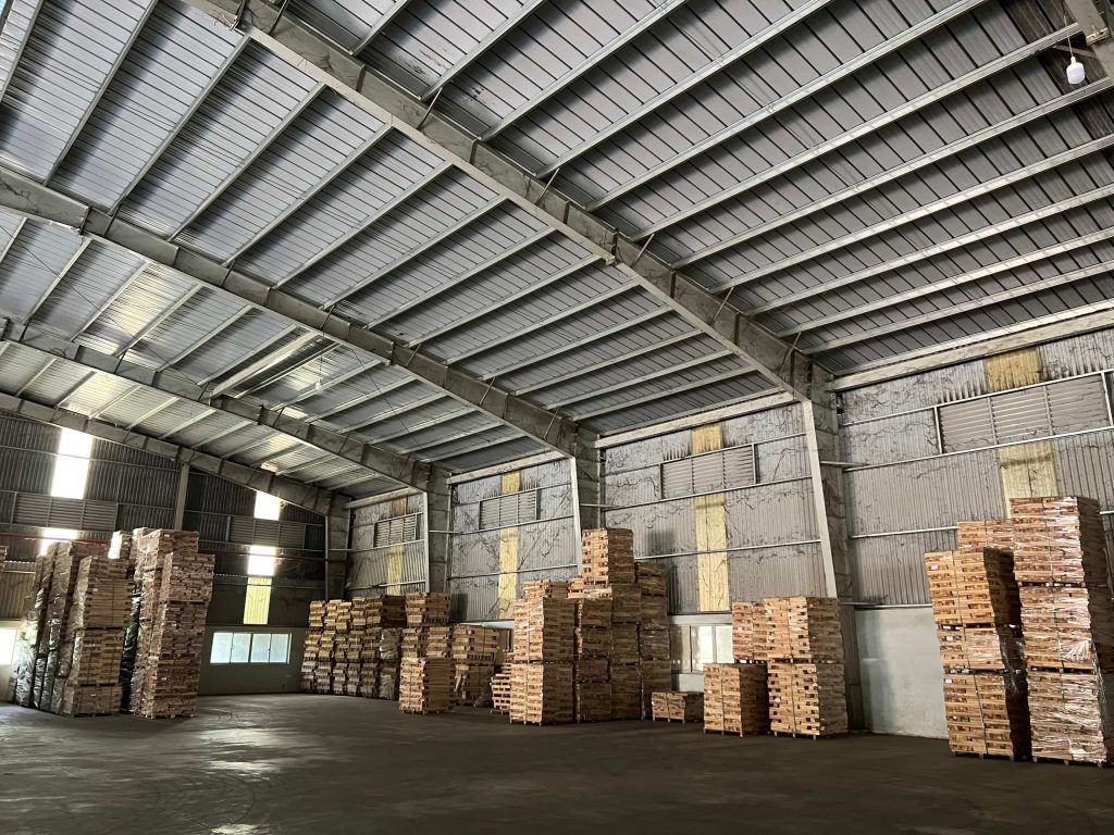 Báo giá thi công nhà xưởng trọn gói và các yếu tố ảnh hưởng 1 1. Vai tro cua nha xuong trong hoat dong san xuat