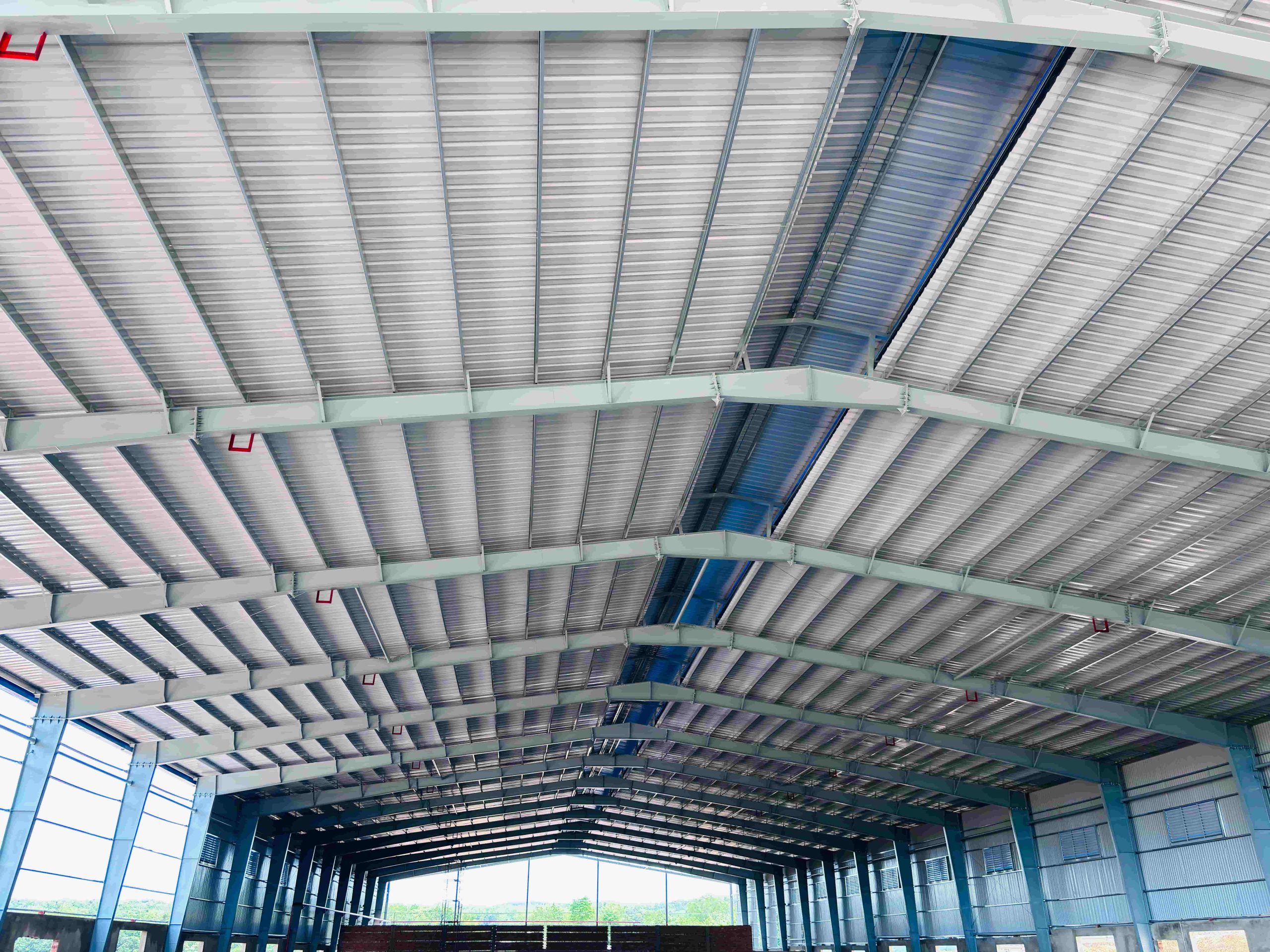 ket cau thep trong nha xuong scaled