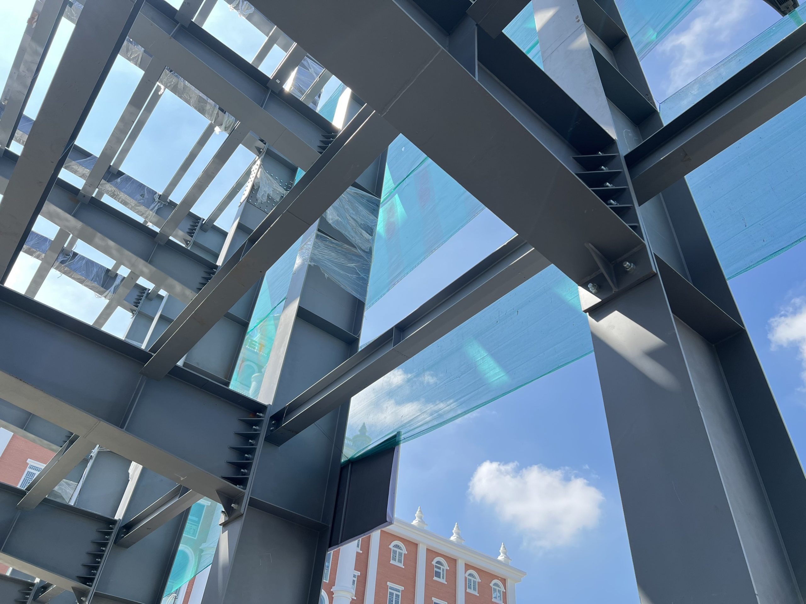 Co nen thi cong nha bang ket cau thep trong boi canh hien nay thumnail scaled