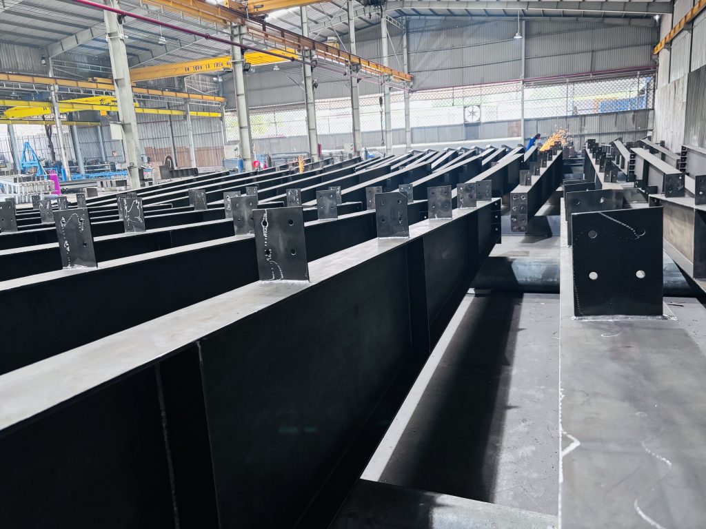 Thi Công Nhà Thép Tiền Chế – Giải Pháp Xây Dựng Hiện Đại, Nhanh Chóng Và Tiết Kiệm 2 Thi Công Nhà Thép Tiền Chế – Giải Pháp Xây Dựng Hiện Đại, Nhanh Chóng Và Tiết Kiệm